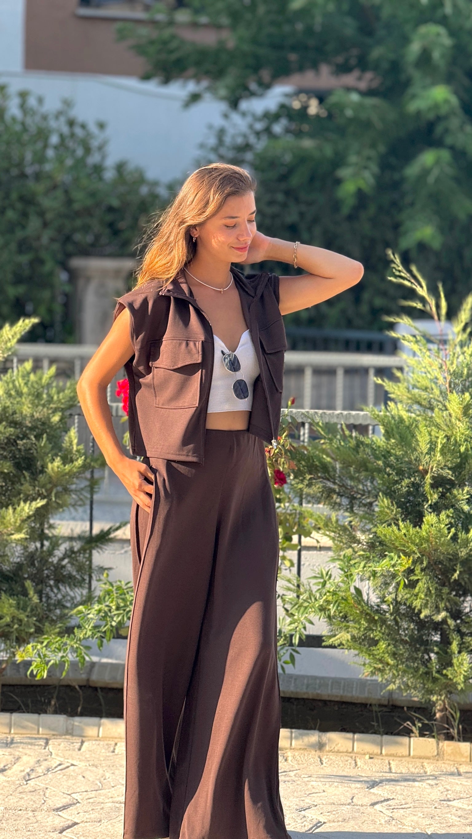 Kahverengi yelek-pantolon takım