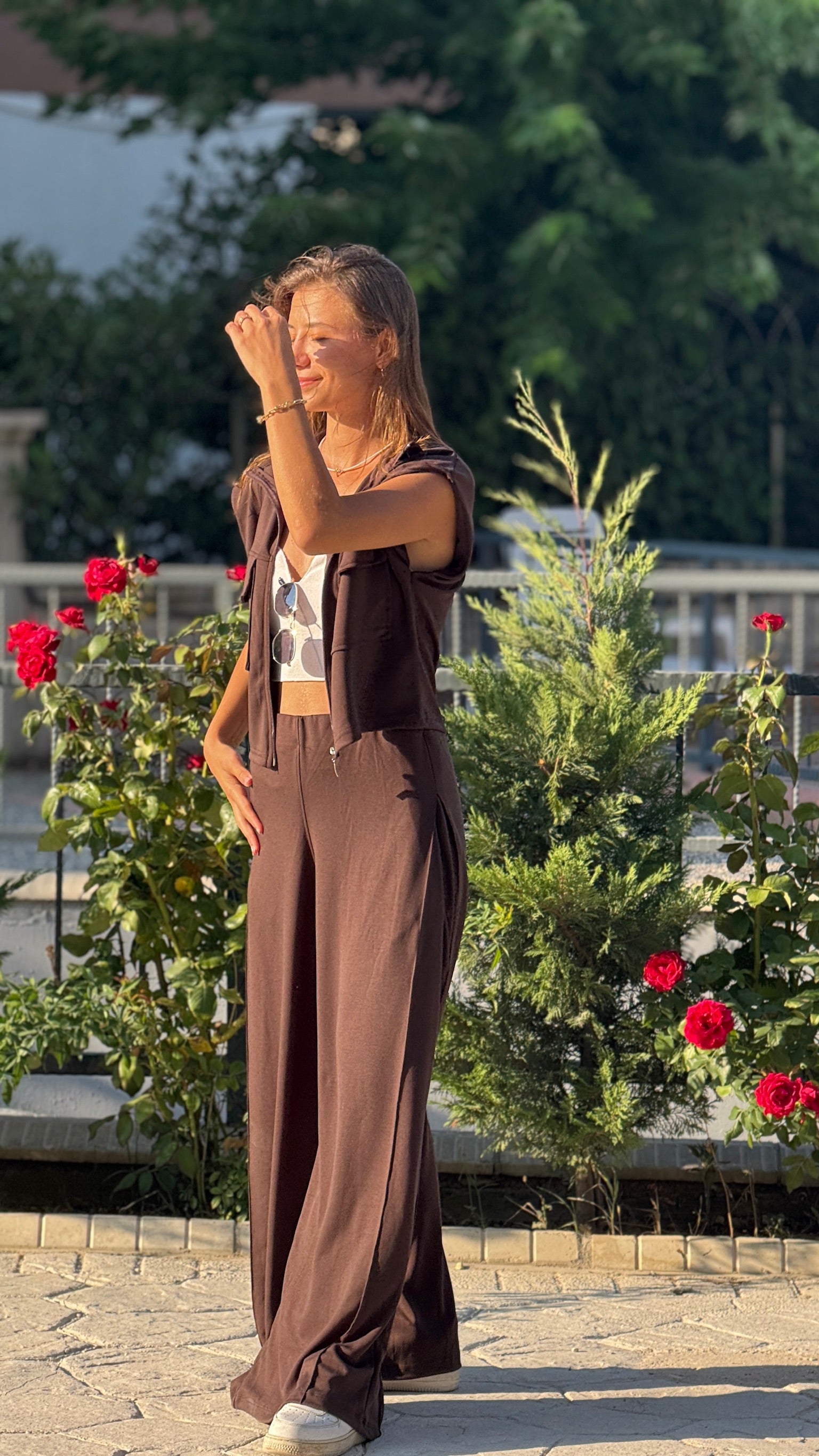 Kahverengi yelek-pantolon takım