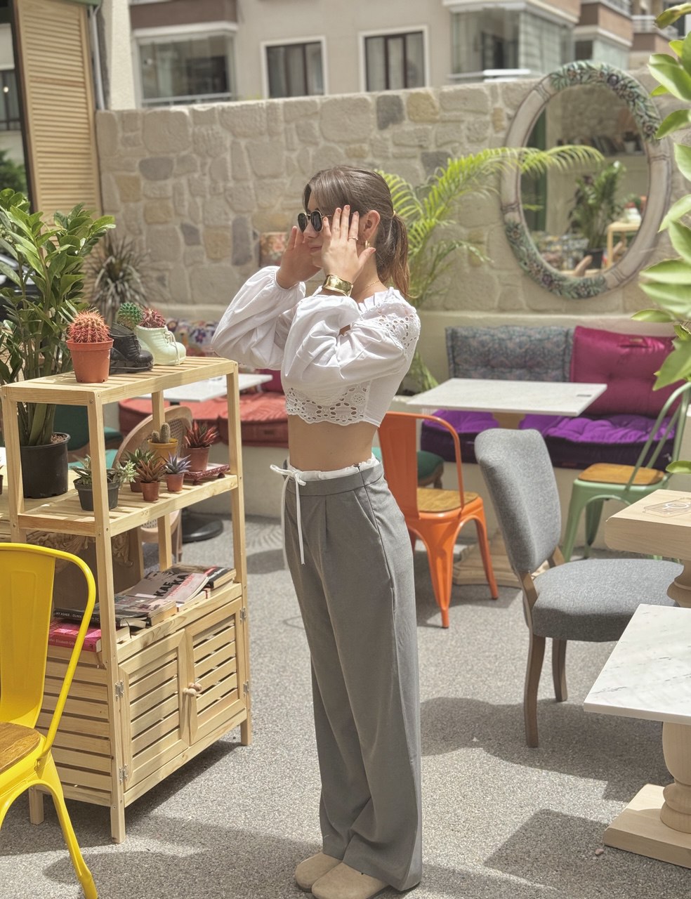 Modern Stil: Gri Bağlamalı Pantolon